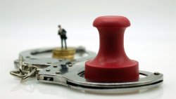 智策管家 青海检察机关依法对久文涉嫌受贿案提起公诉